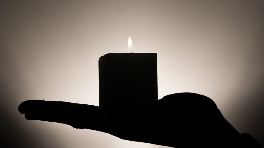 O lumânare lăsată aprinsă a adus moartea unei bătrâne