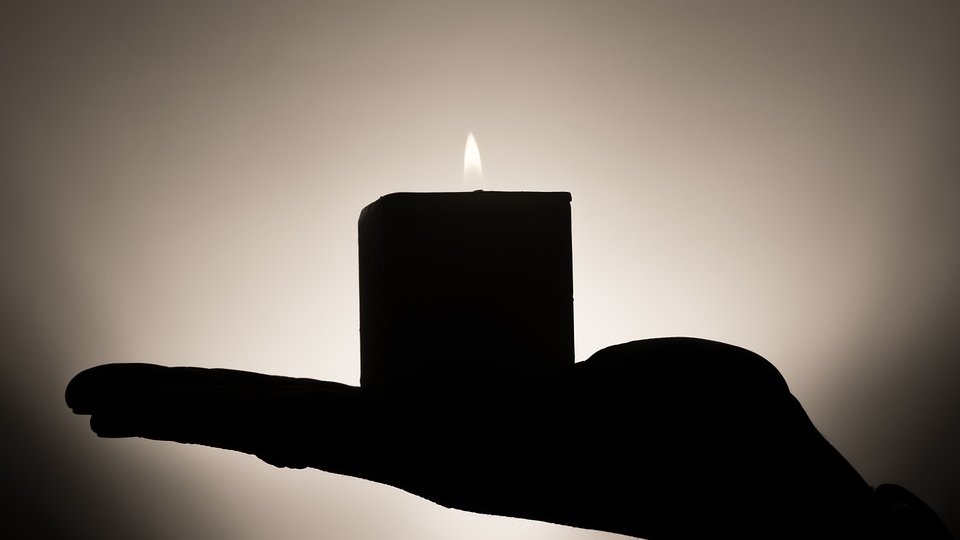 O lumânare lăsată aprinsă a adus moartea unei bătrâne
