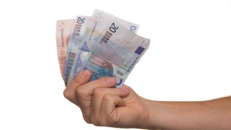 Un adolescent a predat Poliţiei peste 3.000 de euro şi un card găsite pe stradă