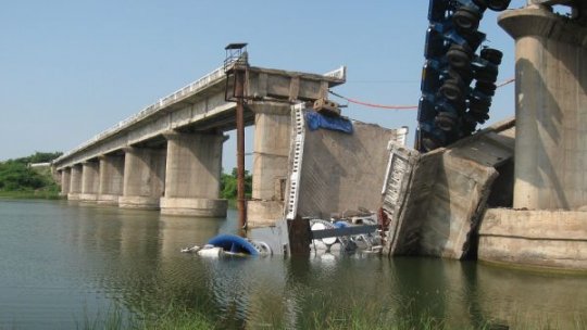 Podul care face legătura între oraşul ucrainean Herson şi malul de est al râului Nipru, s-a prăbuşit
