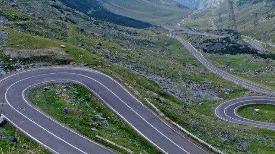 Traficul rutier pe anumite sectoare ale drumurilor Transalpina şi Transfăgărăşan se închide de joi