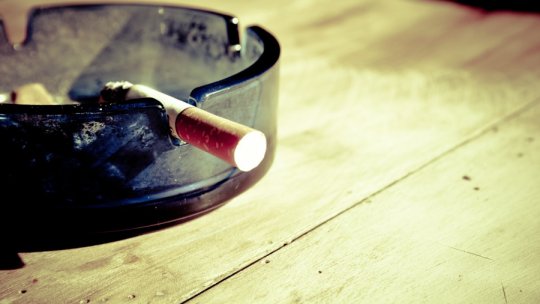 Majoritatea românilor se apucă de fumat în jurul vârstei de 18 ani