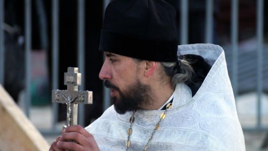 Ucraina: Sume mari bani şi ''literatură prorusă'', confiscate din mănăstirile Bisericii Ortodoxe Ucrainene