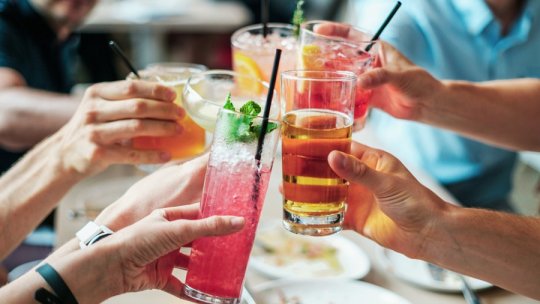Nutriţionistul ne avertizează că unele băuturi pot genera formarea de cheaguri de sânge