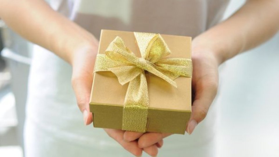 Aproape 30% dintre români oferă altor persoane cadourile pe care le primesc de Crăciun