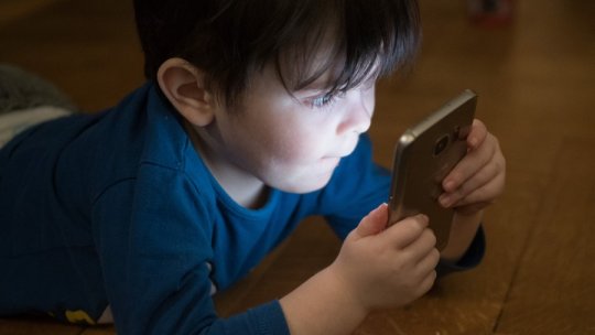 Ecrane și jocuri video - care sunt riscurile utilizării lor de către copii și adolescenți