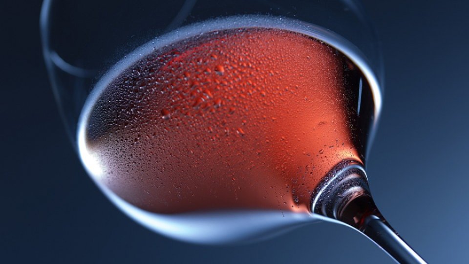 Un pahar de vin roșu protejează inima? Dar berea? Află ce spun studiile științifice