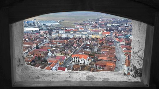 Pomul de Crăciun din centrul oraşului Râşnov va fi folosit în scop umanitar