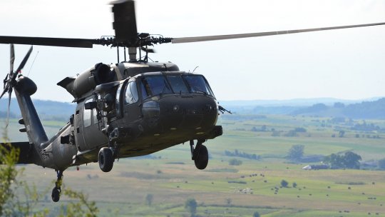 Elicopter al armatei americane, aterizat pe un câmp din apropiere de Siret