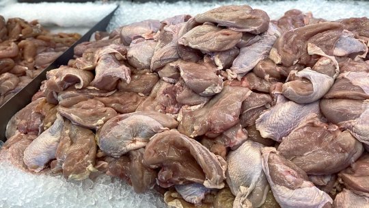 Oradea: Carne de pui cu Salmonella şi pizza cu resturi metalice