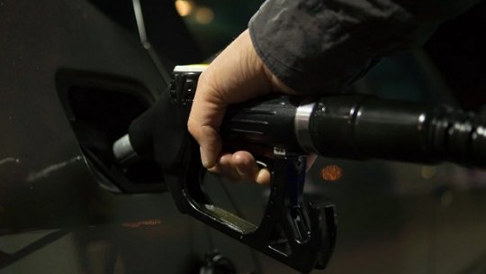 Reducerea la jumătate a accizei la carburanţi ar scădea preţului la pompă cu peste 1 leu