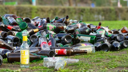 Amendaţi pentru deşeurile aruncate în râu