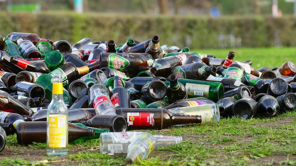 Amendaţi pentru deşeurile aruncate în râu