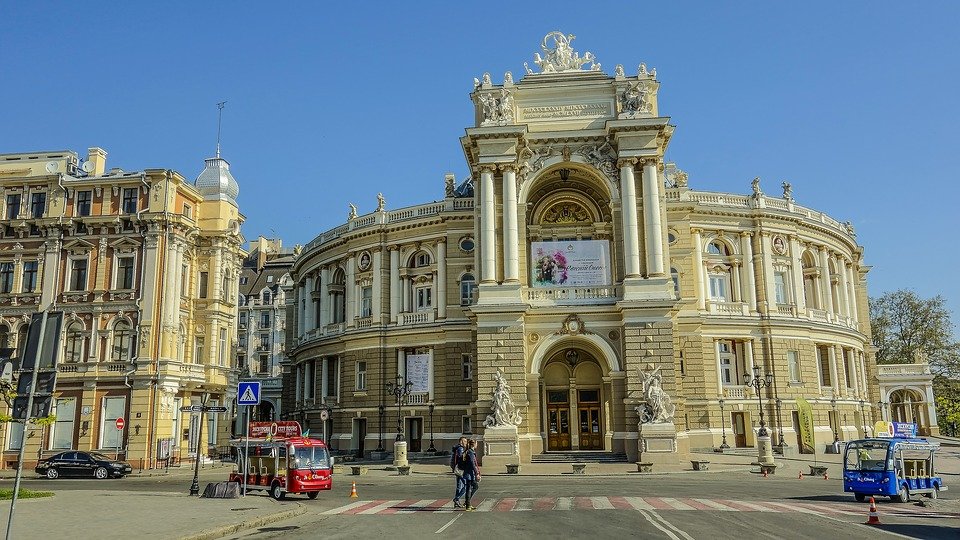 Două artiste din Ucraina vor colabora cu instituţiile culturale braşovene