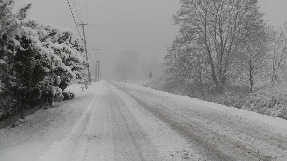 Două drumuri judeţene din Constanţa, închise parțial din cauza ninsorii şi viscolului