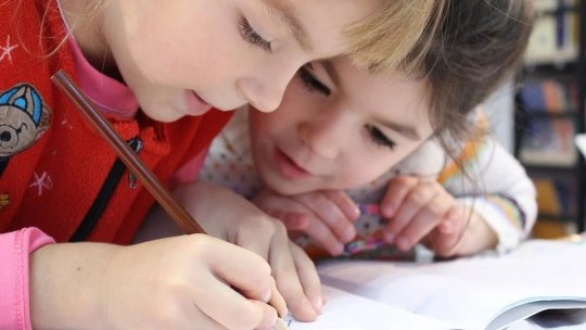Copiii şi tinerii refugiaţi din Ucraina se pot înscrie în sistemul de învăţământ românesc