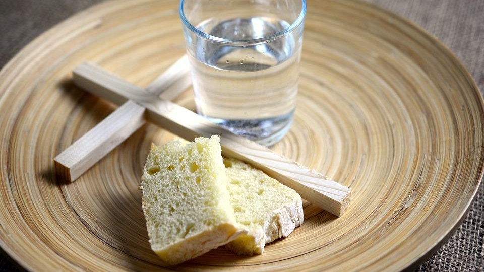 Refugiaţii din Ucraina în judeţul Iaşi vor participa la slujba de Înviere în limba slavonă bisericească