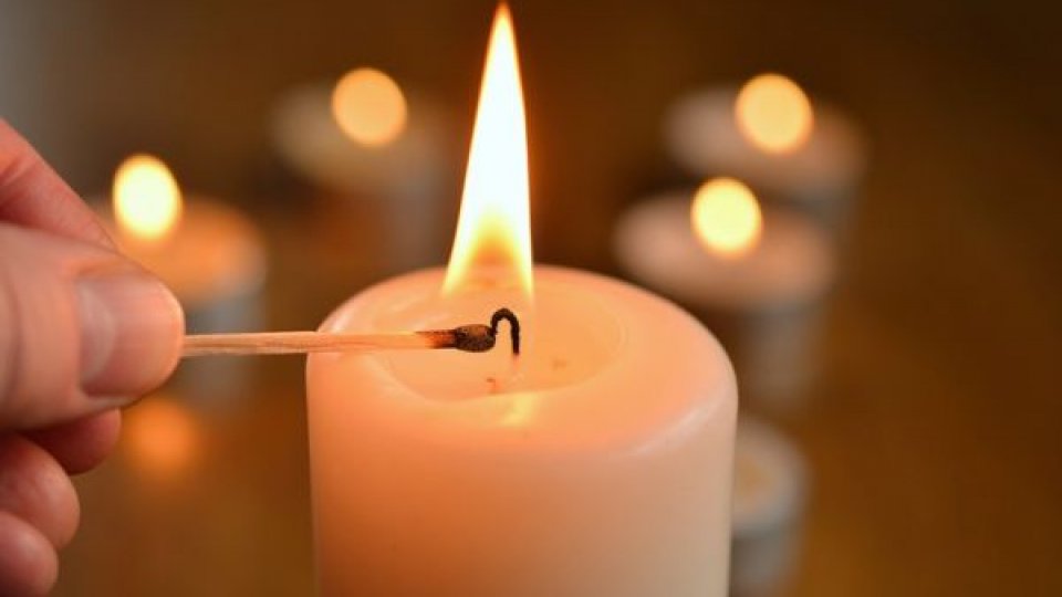 În Bucureşti, peste 200 de pantofi de copii au fost aşezaţi în Piaţa Universitaţii, în memoria copiilor ucişi în Ucraina