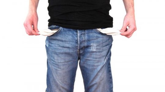 Jumătate dintre români consideră că situaţia lor financiară din acest an s-a înrăutăţit