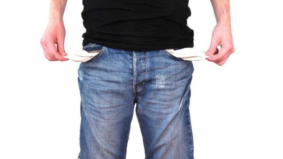Jumătate dintre români consideră că situaţia lor financiară din acest an s-a înrăutăţit