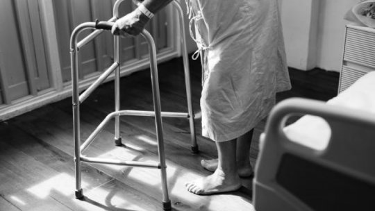 O pacientă imobilizată la pat timp de un, a reuşit să meargă graţie unui implat medular