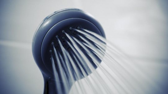 Beneficiile unui duş rece care favorizează şi pierderea în greutate