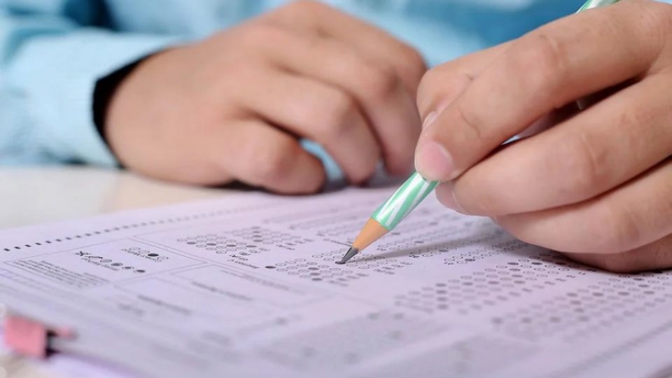 Aproape 156.000 de absolvenţi de clasa a VIII-a, la examenul de Evaluare Naţională