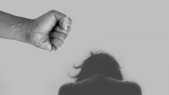 Victimele violenţei domestice vor beneficia de locuinţe sociale şi de cazare temporară