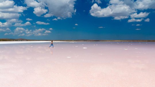 Fenomen deosebit la Techirghiol: lacul a căpătat culoarea roz