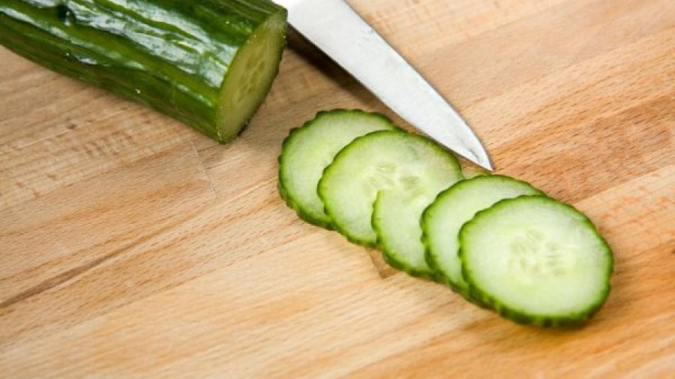 Nutriţionişti: Castraveţii trebuie curăţaţi de coajă înainte de a fi consumaţi