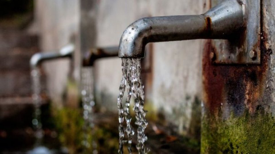 Apel la locuitorii din Dolj să folosească apa potabilă numai pentru consum casnic
