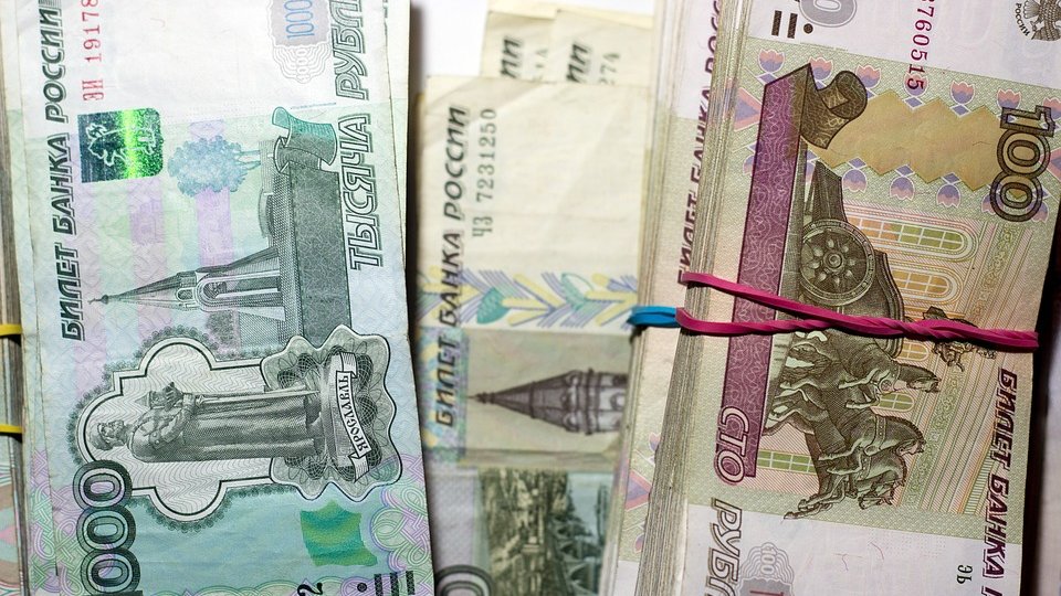 Rubla, moneda naţională a Rusiei, s-a depreciat faţă de dolar şi de euro