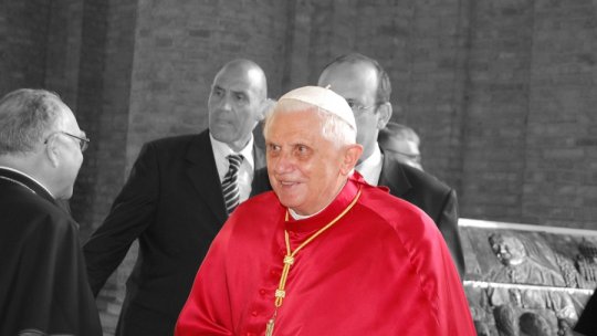 Un ultim omagiu adus papei emerit Benedict XVI