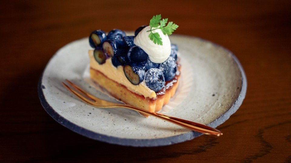 Tartă cu iaurt, afine și lămâie verde