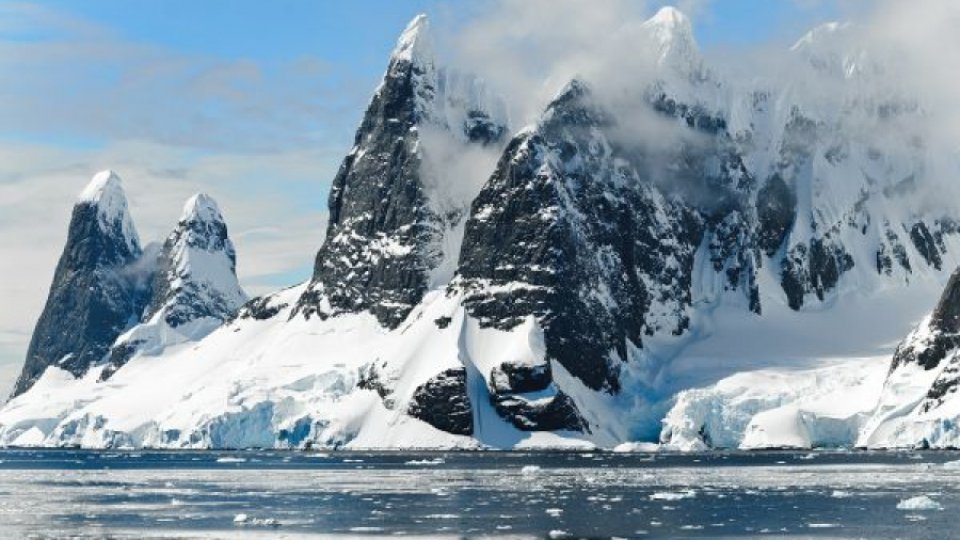 Un aisberg cu o suprafaţă de 15 ori mai mare ca cea a Parisului, s-a detaşat de banchiză
