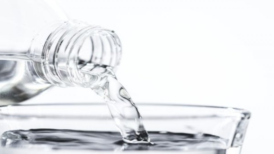 Hidratarea deficitară poate creşte riscul de apariţie a afecţiunilor cronice şi de deces prematur