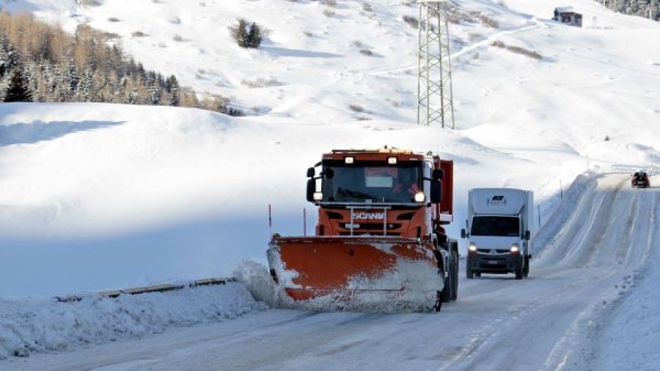 Drumuri din Galaţi şi alte cinci judeţe, blocate din cauza căderilor de zăpadă