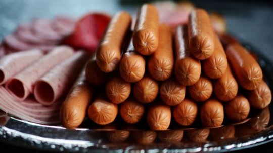 Crenvurşti de porc cu până la 11 E-uri şi doar 10% carne de porc