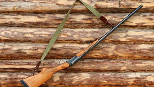 Și-a împuşcat accidental bunicul cu o armă de vânătoare deţinută ilegal. Bătrânul a decedat