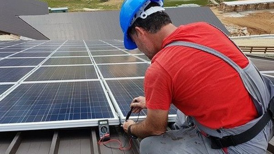Peste jumătate dintre români, interesaţi să-şi instaleze panouri fotovoltaice, în următorii ani