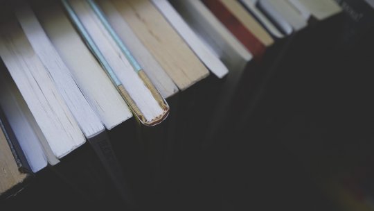Mini-bibliotecă amenajată în sala de aşteptare a Aeroportului din Satu Mare