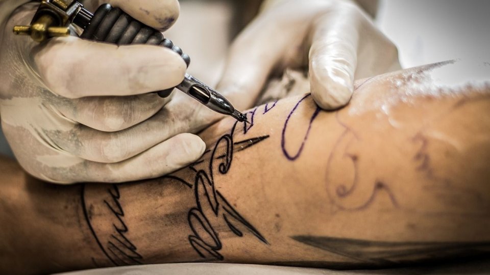 Un salon realizează tatuaje cu cenuşă umană, adusă de clienţii îndoliaţi
