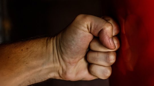 Părinţii copilului cu ruptură de splină în urma unei agresiuni, reţinuţi de poliţişti