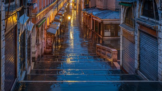 Porţile de protecţie împotriva inundaţiilor au salvat Veneţia de un val mareic excepţional