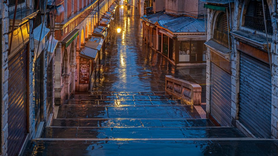 Porţile de protecţie împotriva inundaţiilor au salvat Veneţia de un val mareic excepţional