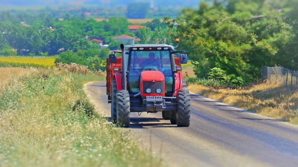 Femeie de 53 de ani din Sibiu, prinsă în trei rânduri conducând un tractor cu permisul anulat