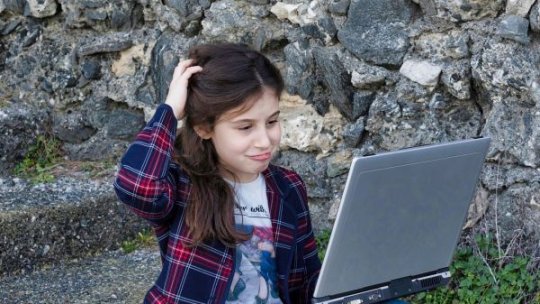 Proiect privind protecţia copiilor în mediul online, susţinut de sute de profesori şi elevi