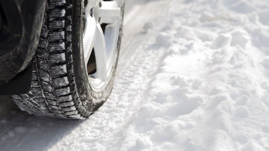 Trafic în condiții de iarnă pe DN 67C şi DN 67D. Apel la şoferi pentru a nu circula cu autovehiculele neechipate