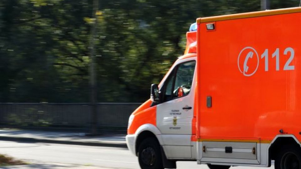 Explozie într-un bloc din Sibiu. O femeie a fost transportată la spital, alţi 7 locatari evacuaţi