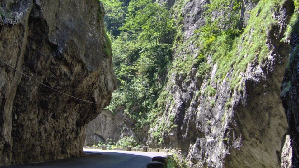 Tânără rănită după ce o bucată de stâncă din Cheile Bicazului a căzut peste o maşină